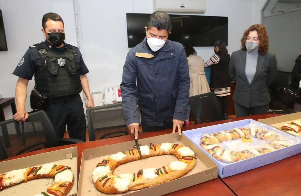 Eduardo Rivera comparte la rosca de reyes con policías municipales