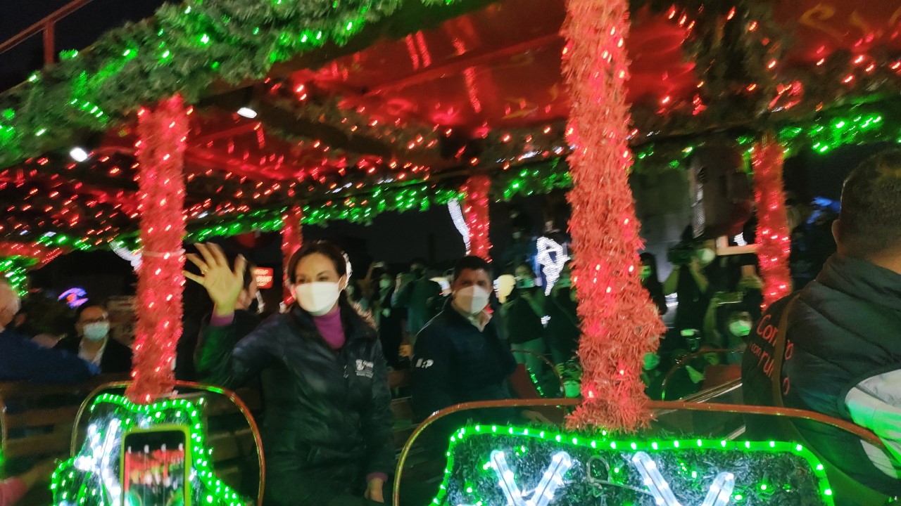 Video desde Puebla: Eduardo Rivera y Liliana Ortiz encabezan desfile de Reyes de Magos en la capital