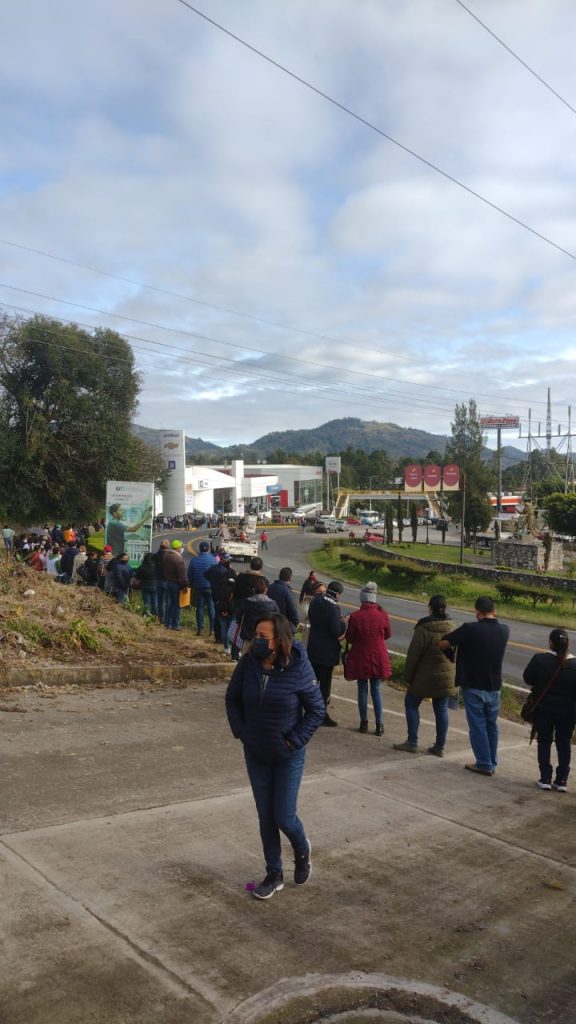 Así la larga fila en la Jornada de Vacunación para maestros en Huauchinango.