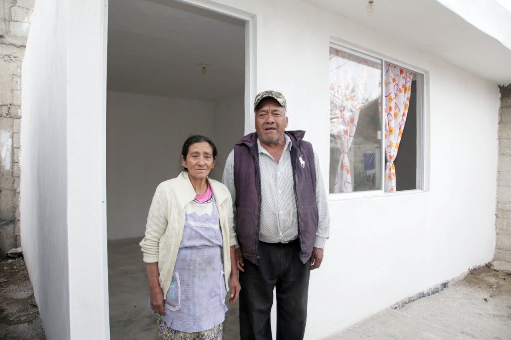 Apoya Bienestar a 90 familias de Chalchicomula y Palmar de Bravo con cuartos dormitorio