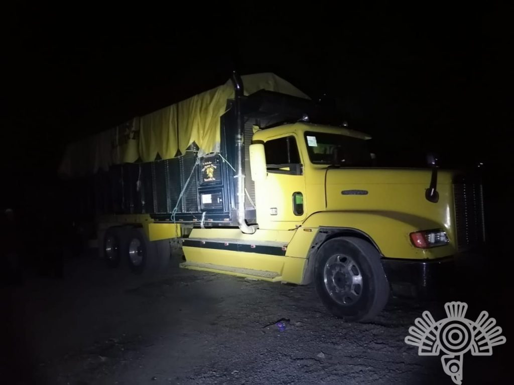 Policía estatal recupera camión con mercancía presuntamente robada