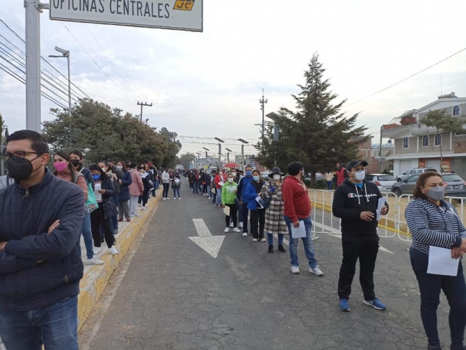 EdoMex: Aplican dosis de refuerzo a docentes de Toluca