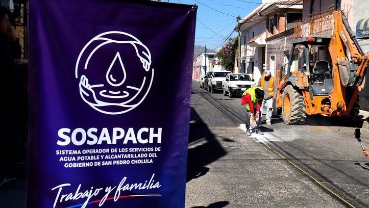 Supervisa Paola Angon sustitución de tuberías en barrio de Xixitlan