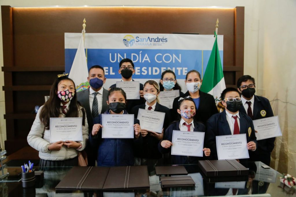 Mundo Tlatehui encabeza ceremonia cívica en el centro escolar Blandina Torres de Marín