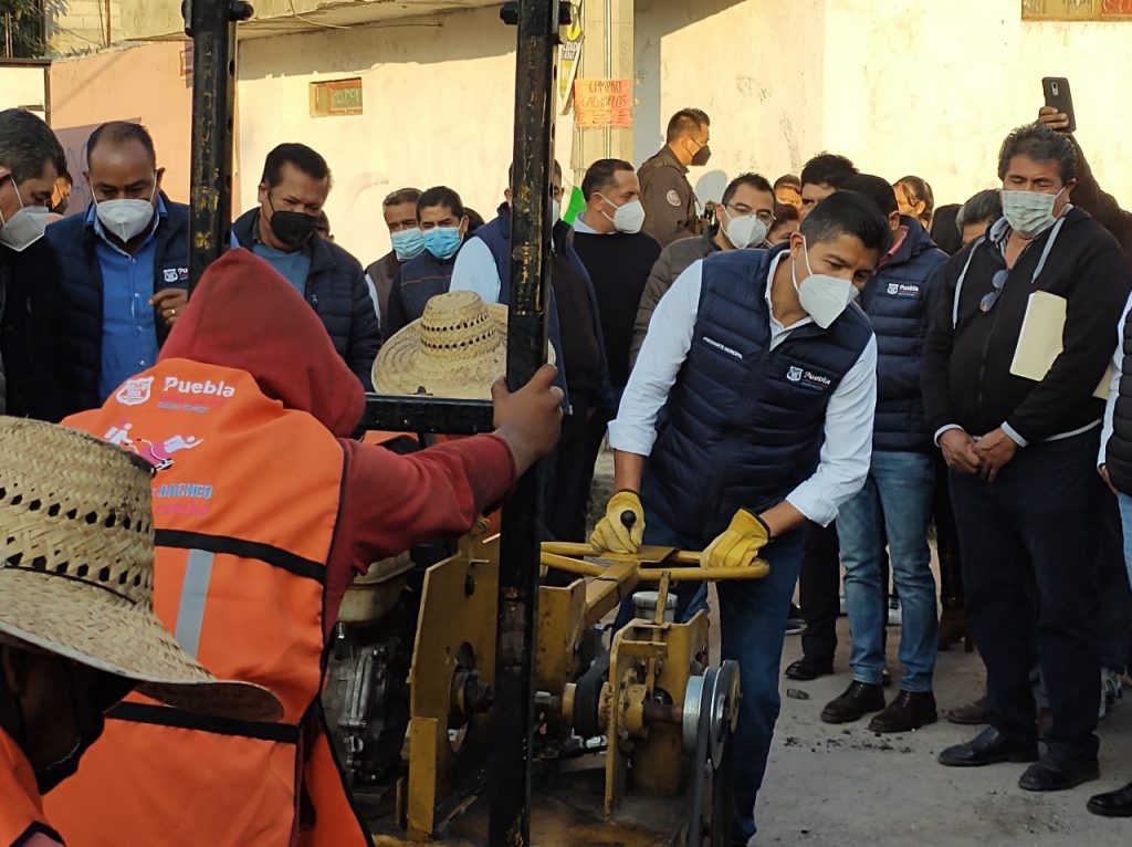 Video desde Puebla: Eduardo Rivera tapa el bache 27 mil en el sur de la ciudad