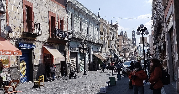Video desde Puebla: Ayuntamiento de la capital evita instalación de ambulantes en la calle 6 oriente por obras