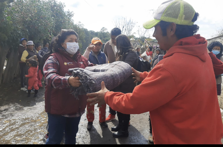 Lleva SEDIF apoyos a familias afectadas por contingencia en Tlachichuca y Acatzingo