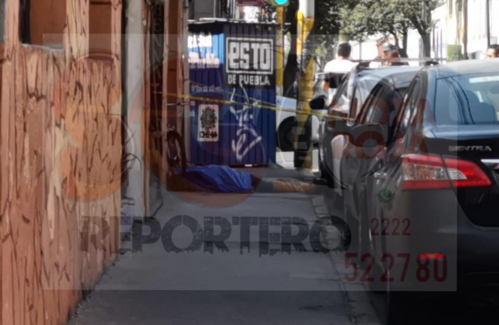 Video desde Puebla: Infarto fulminante le quita la vida a un hombre en pleno centro de Puebla.
