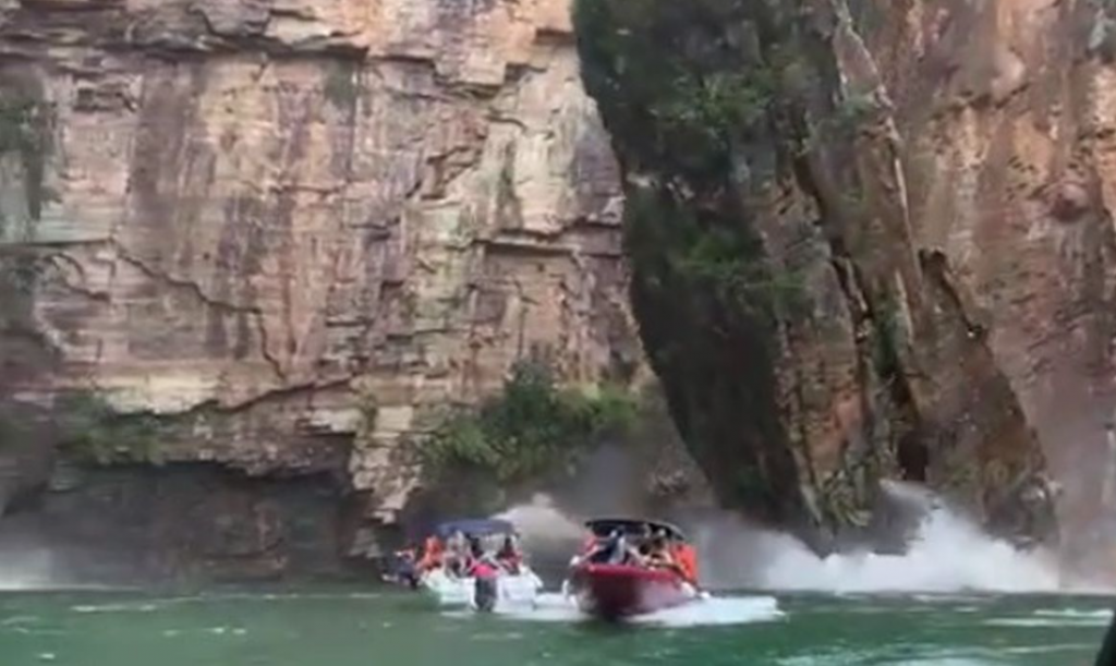 Derrumbe de roca dejó 10 muertos y más de 30 heridos