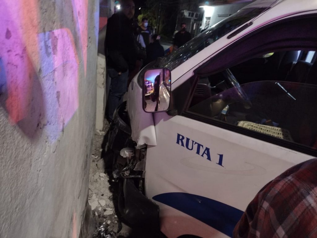 Choque de una combi deja varios lesionados a vísperas de Día de Reyes en Teziutlán
