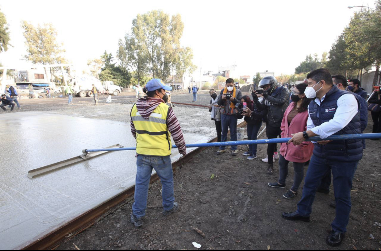 Eduardo Rivera Pérez inspecciona construcción del parque Tabachines