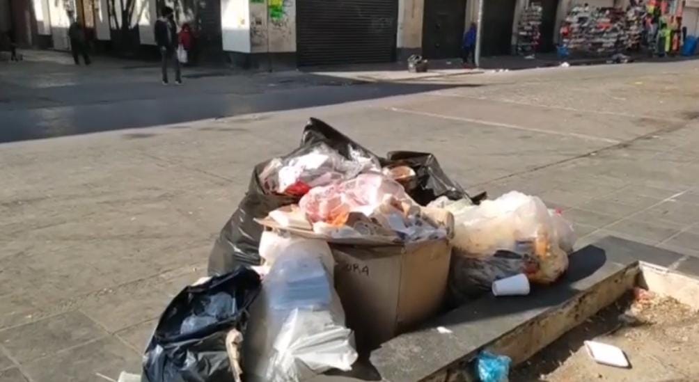 Video desde Puebla: La capital amaneció llena de basura en el centro histórico