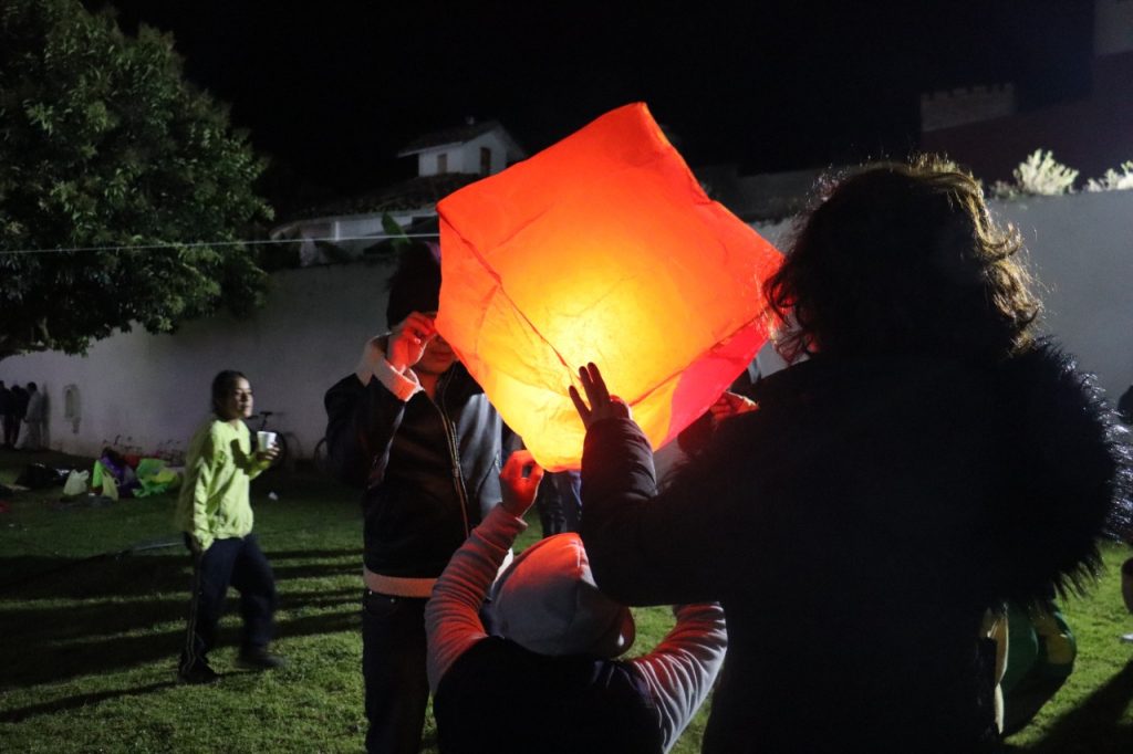 Amplia participación de turismo y habitantes registra Zautla en la 3ra elevación globos  de cantoya para despedir el año