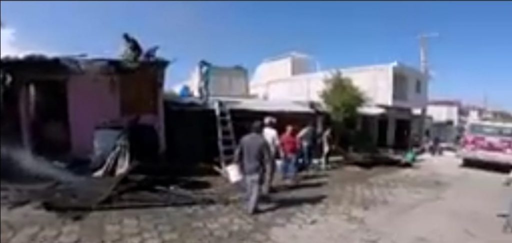 Incendio consume vivienda en la colonia 5 de octubre en Huauchinango