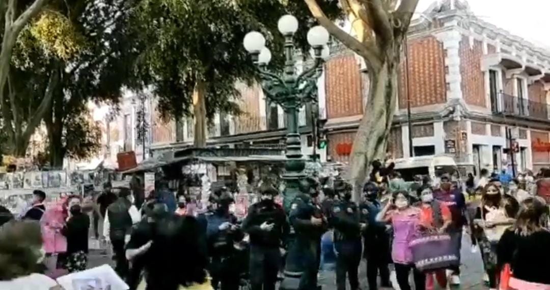 Video desde Puebla: Realizan operativo contra ambulantes en la 5 de Mayo