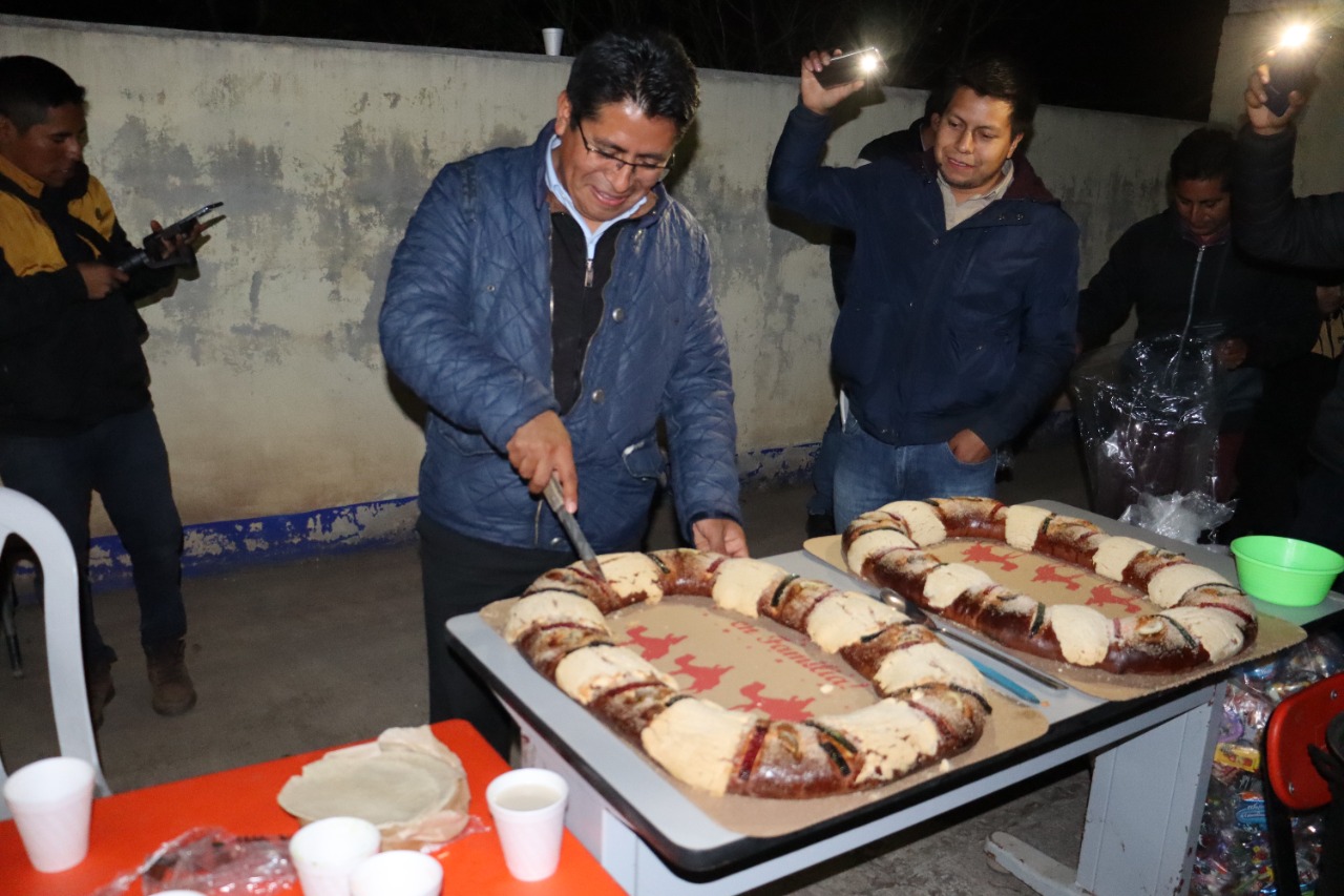 Ayuntamiento de Zautla celebra Día de Reyes con la tradicional partida de rosca