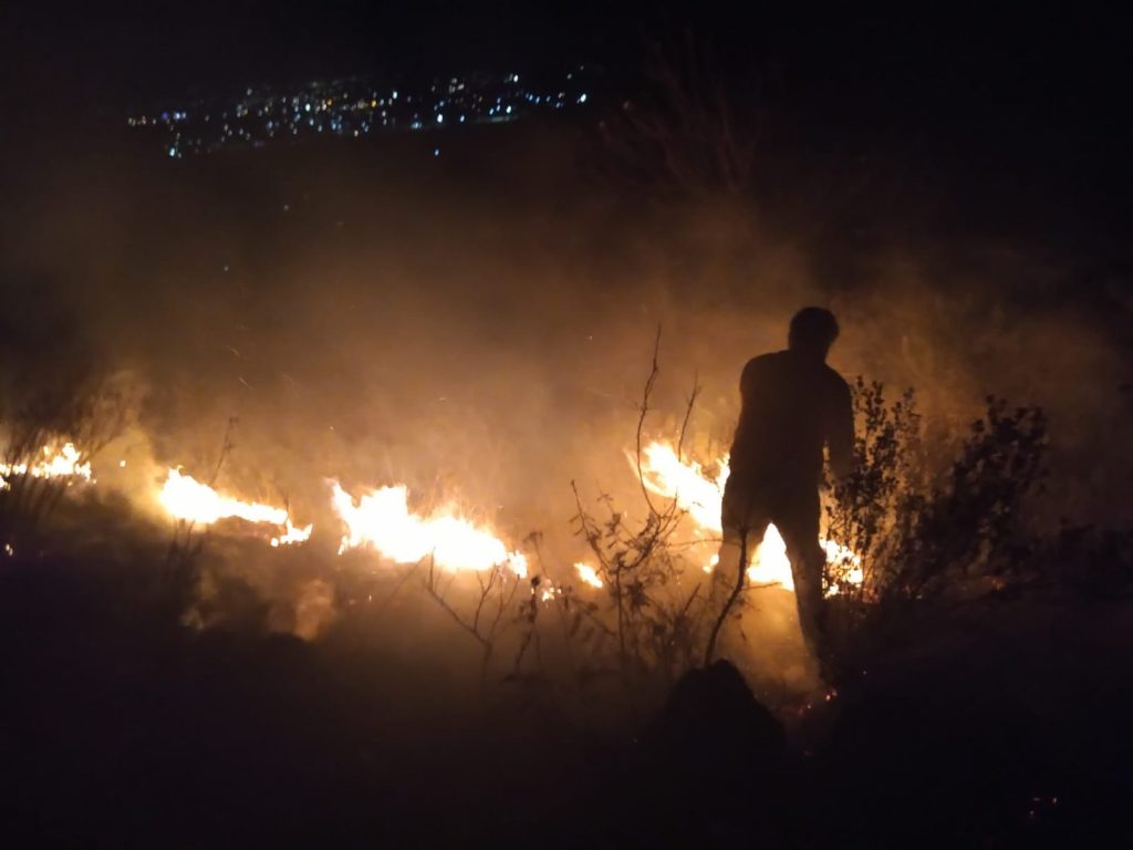 Bomberos de San Pedro Cholula controlan incendio en el cerro Zapotecas