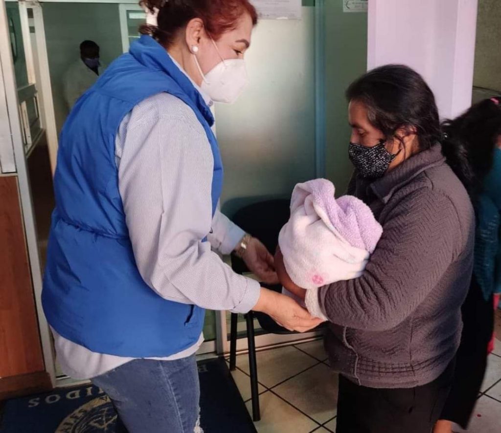 En el Día de Reyes; mujer da a luz en el centro de Huauchinango