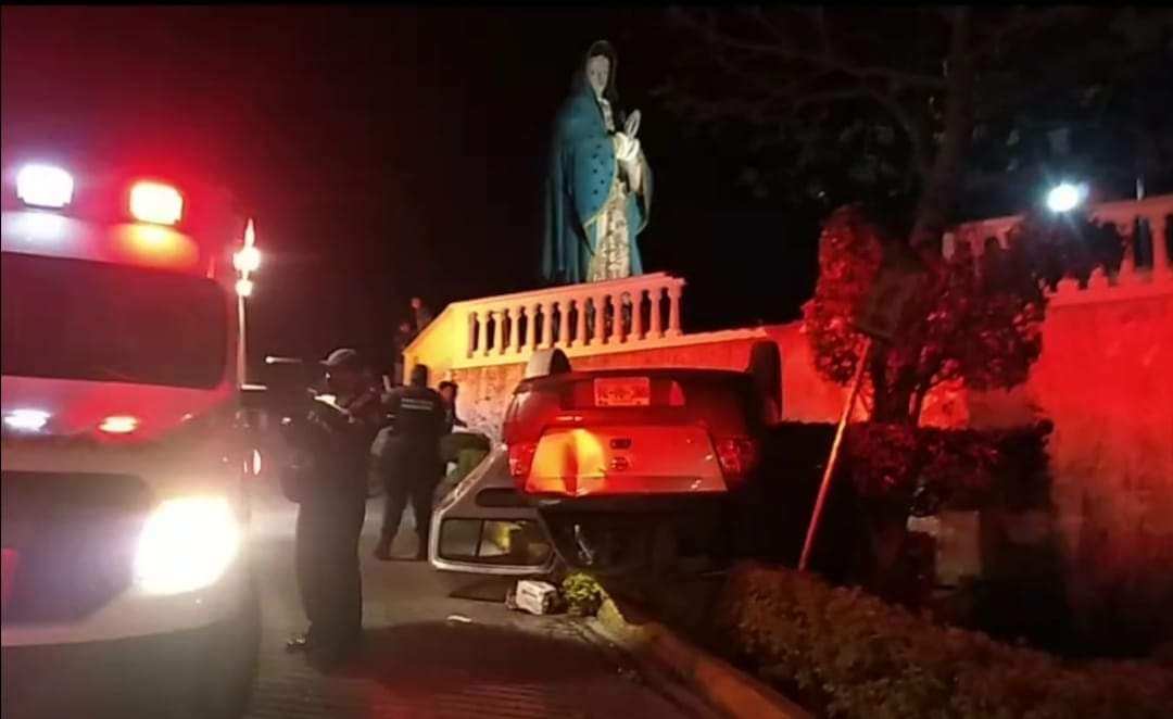 Derriba barandal y cae con su vehículo en el mirador de la Virgen en Xicotepec