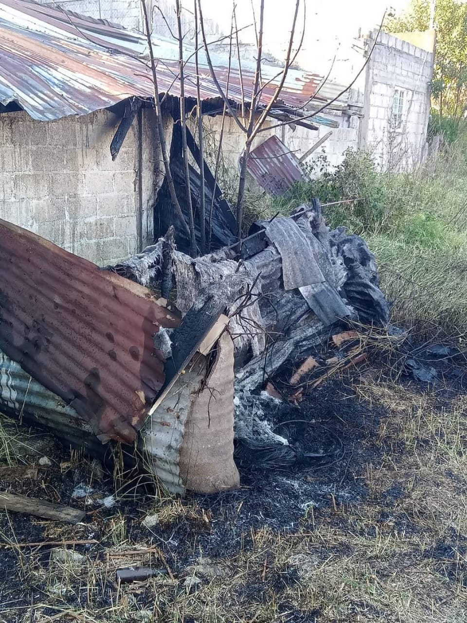 Familia de Huauchinango quema su propia casa