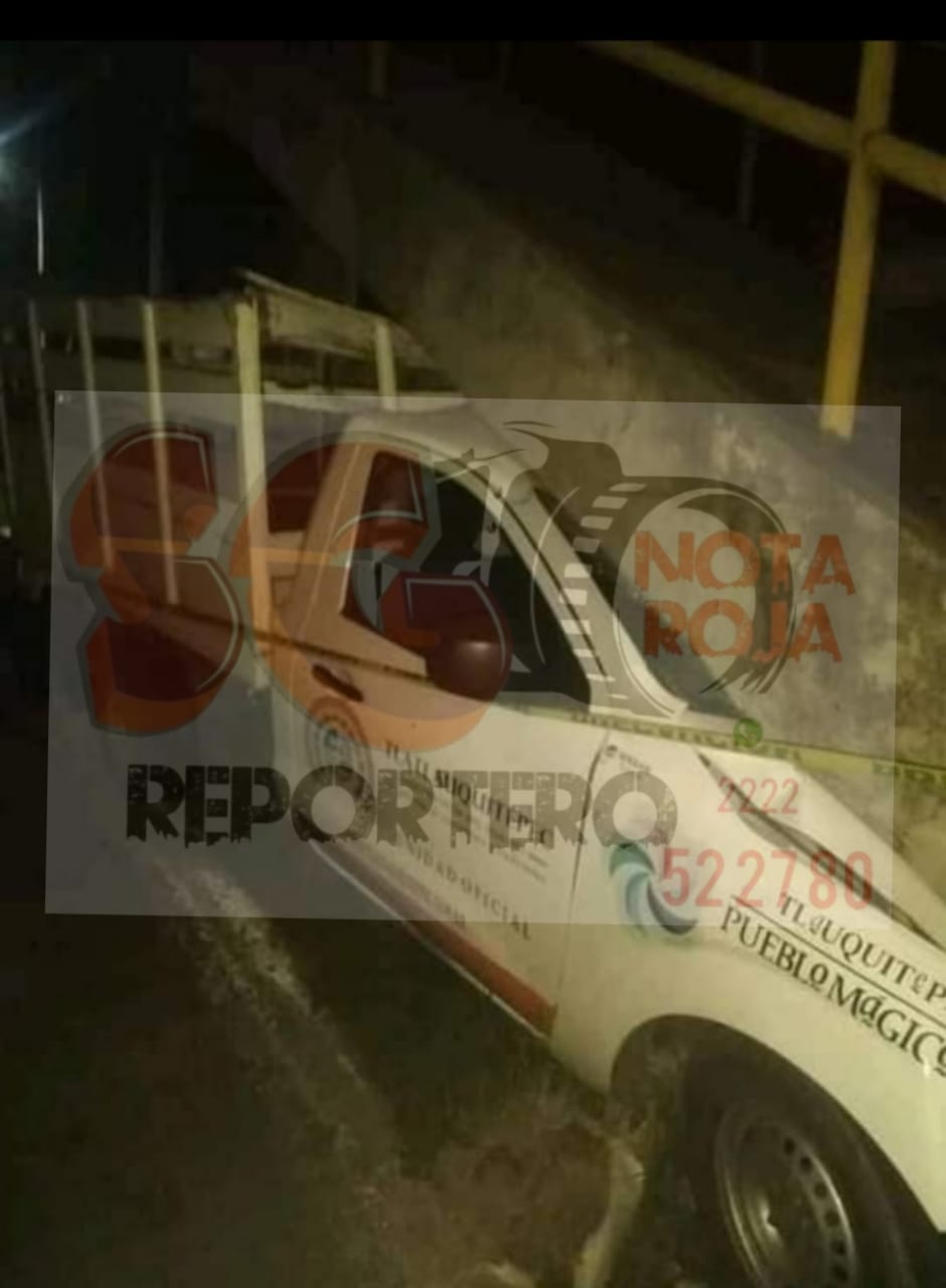 Supuestamente en estado de ebriedad, funcionarios de Tlatlauquitepec destrozan camioneta de Obras Públicas