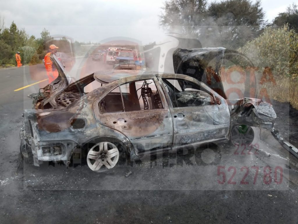 Video desde Puebla: Se quema auto en la carretera Aquixtla-Chignahuapan