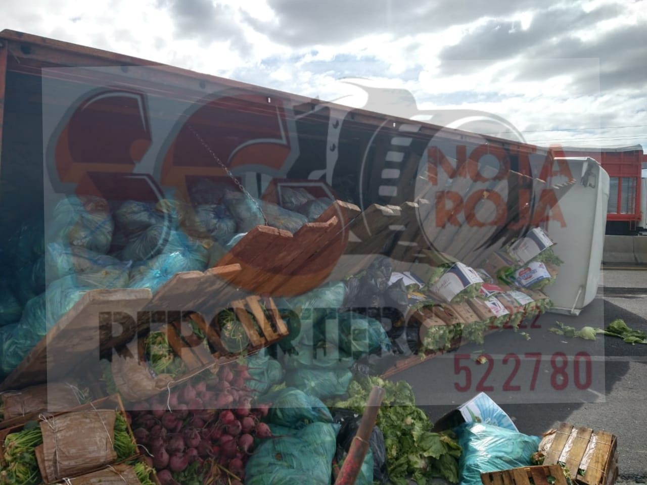 Aparatosa volcadura de un tractocamion cargado de legumbres deja daños materiales en Cuapiaxtla de Madero