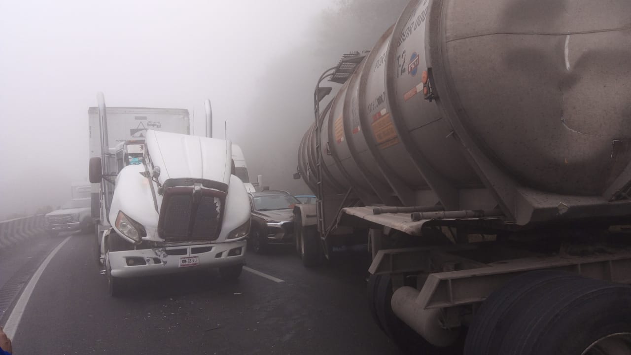 Video desde Puebla: Neblina genera varios choques en las Cumbres de Maltrata