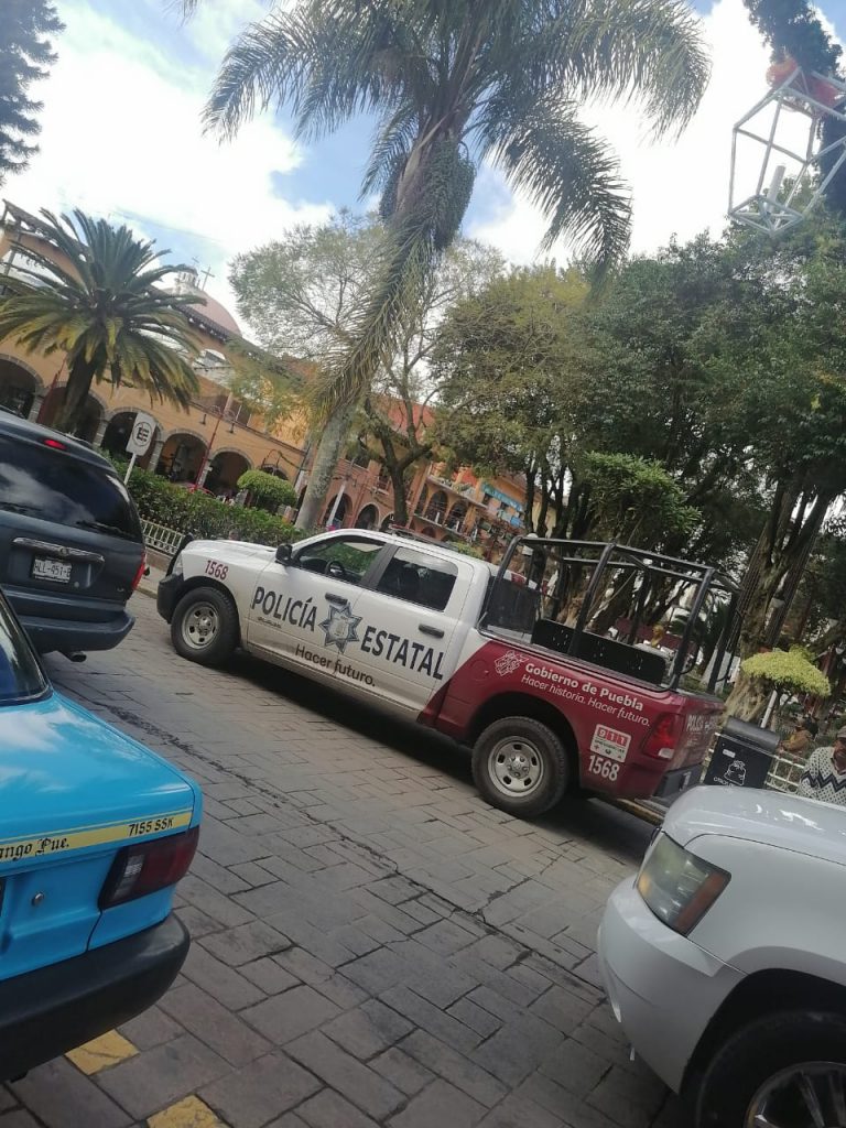 Desde Huauchinango: Agentes de la Policía Estatal se estacionan en lugar prohibido para ir a bolearse las botas