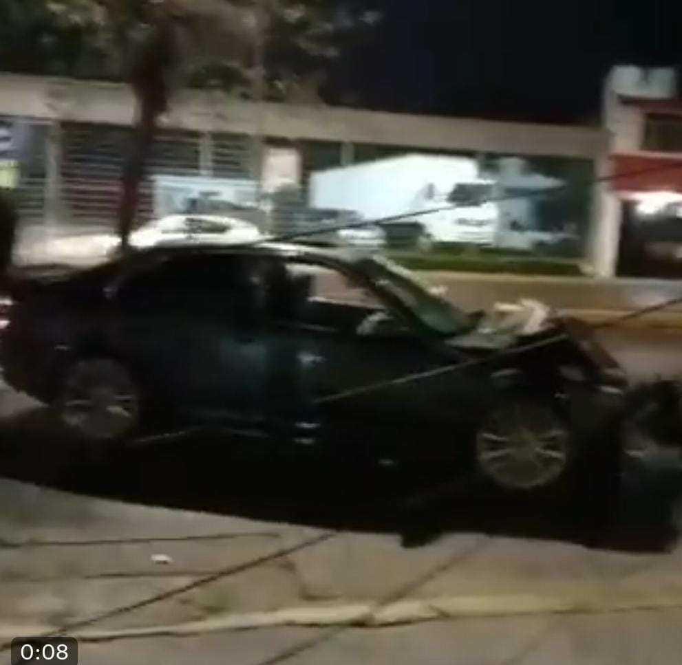 Video desde Puebla: Estrellaron su auto contra un poste en el bulevar Esteban de Antuñano