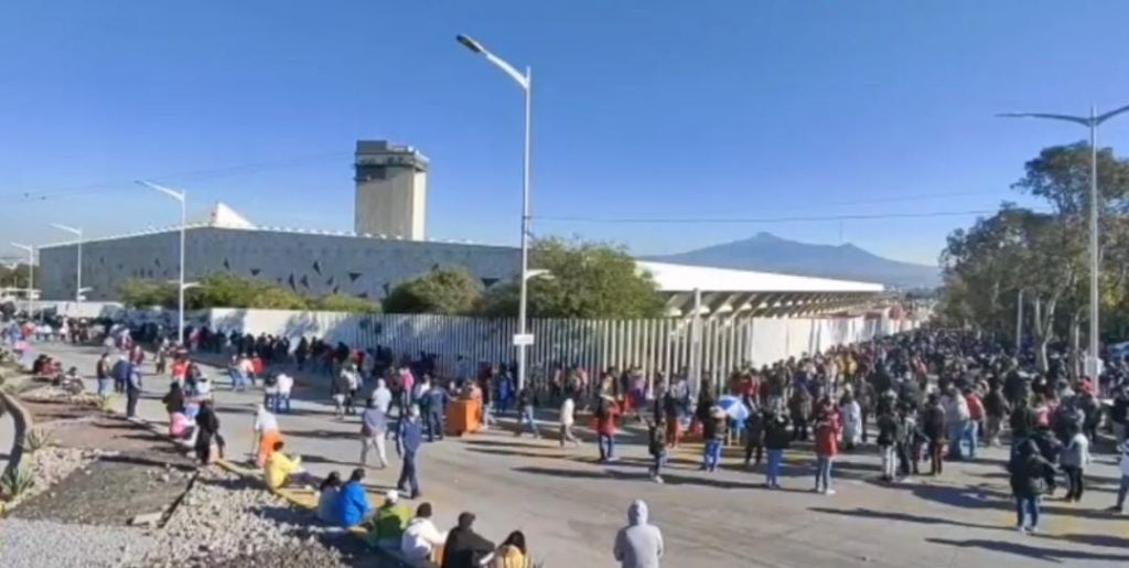 Vídeo desde Puebla: Siguen las largas filas para vacunarse en el Centro Expositor