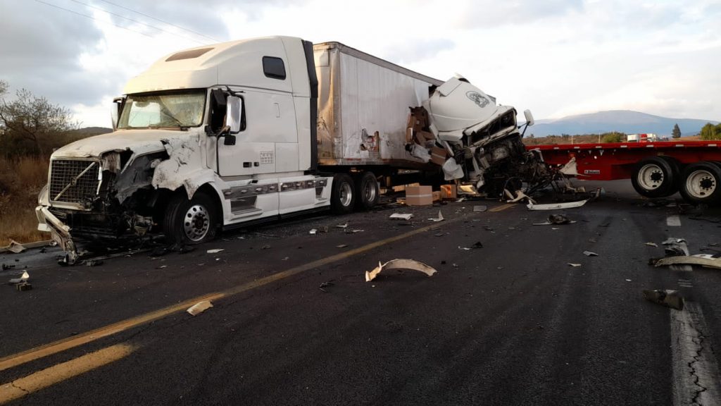 Traileros se salvan de milagro tras brutal choque frontal en Tehuacán