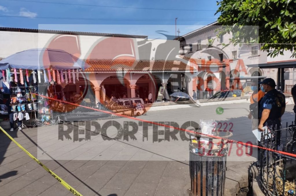 Infarto fulminante le quita la vida a un abuelito en pleno parque de Teziutlán