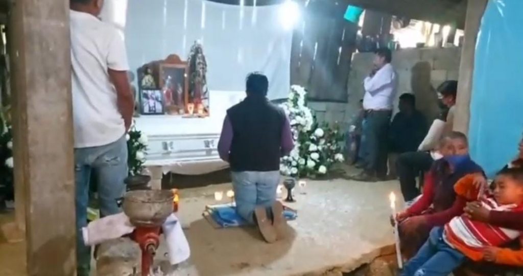 Video desde Puebla: Rosario de cuerpo presente de la niña de 10 años violada y asesinada en Zoquitlán