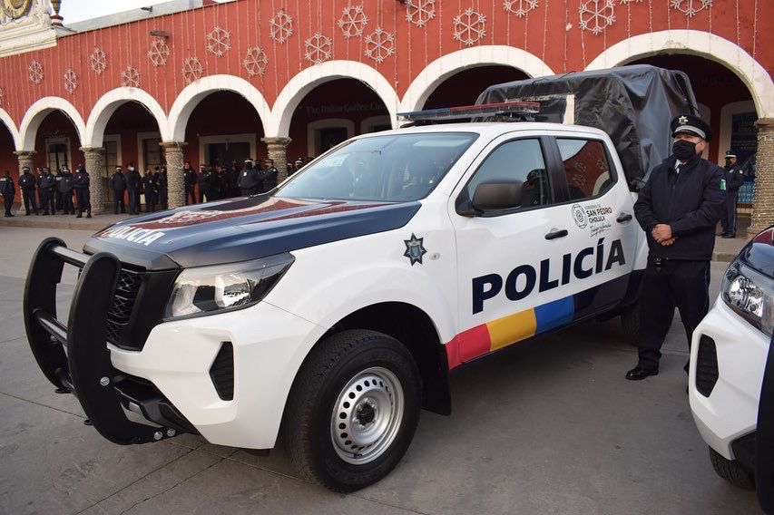 Paola Angon entrega patrullas y reconocimientosa policías de San Pedro Cholula