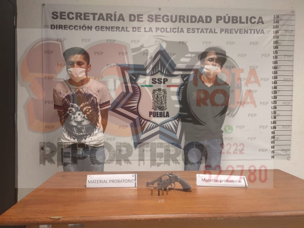 Detienen a sujetos con auto robado y arma de fuego en Amozoc