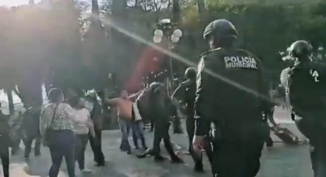 Video desde Puebla: Se enfrentan ambulantes y granaderos en la capital