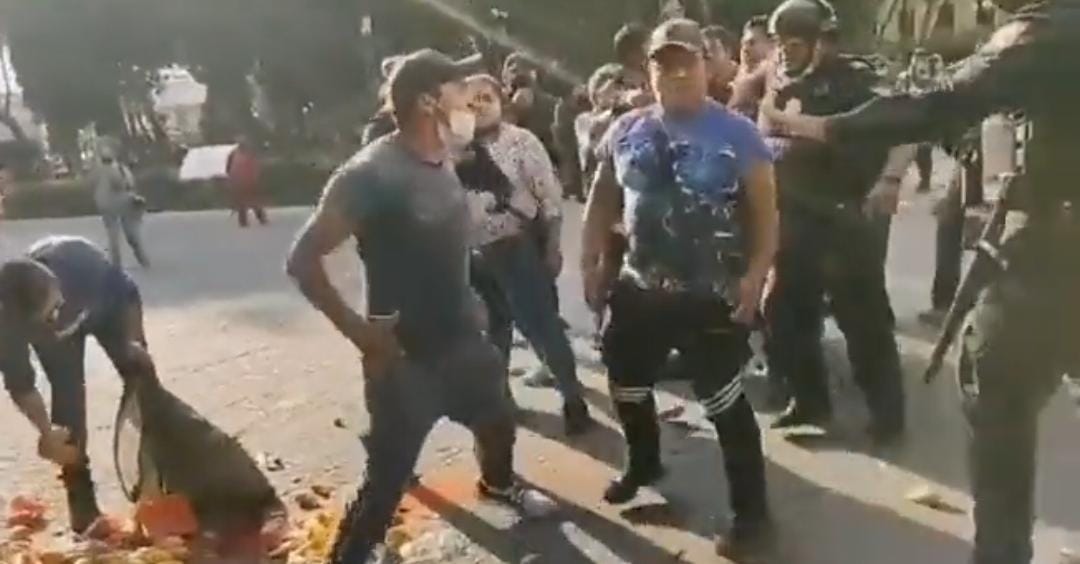 Se enfrentan granaderos y ambulantes en el zócalo de Puebla capital