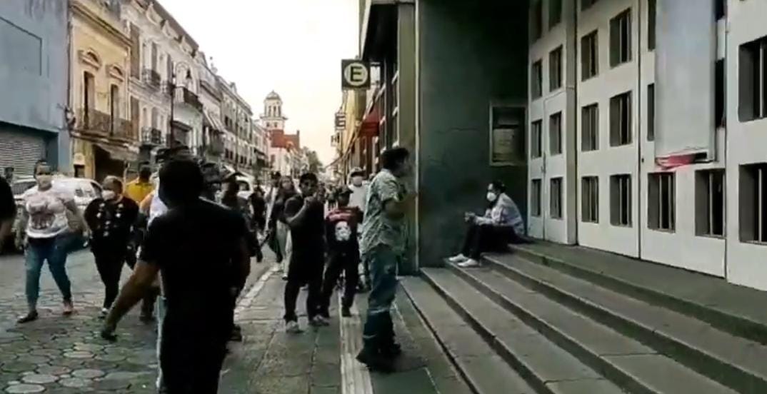 Video desde Puebla: Elementos de Normatividad municipal intentan dialogar con ambulantes
