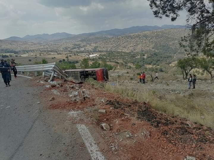 Un muerto y cinco lesionados deja accidente con volcadura de un camión en Tlaxcala