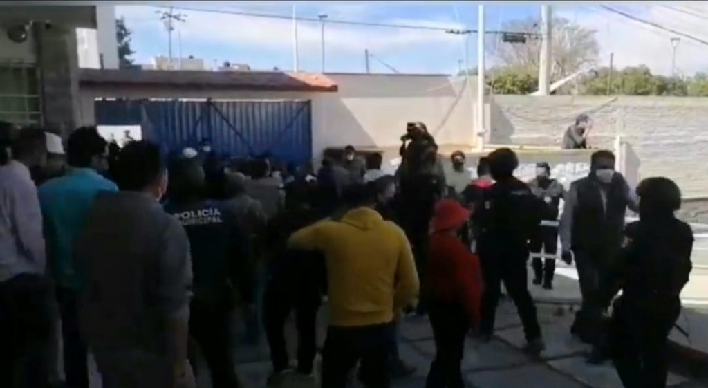 Video desde Puebla: Se suspende una hora el proceso en la junta Ignacio Romero Vargas