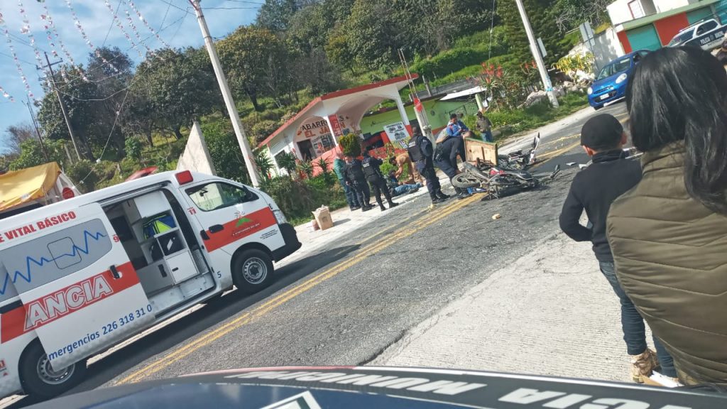 Motociclistas chocan y quedan con graves heridas