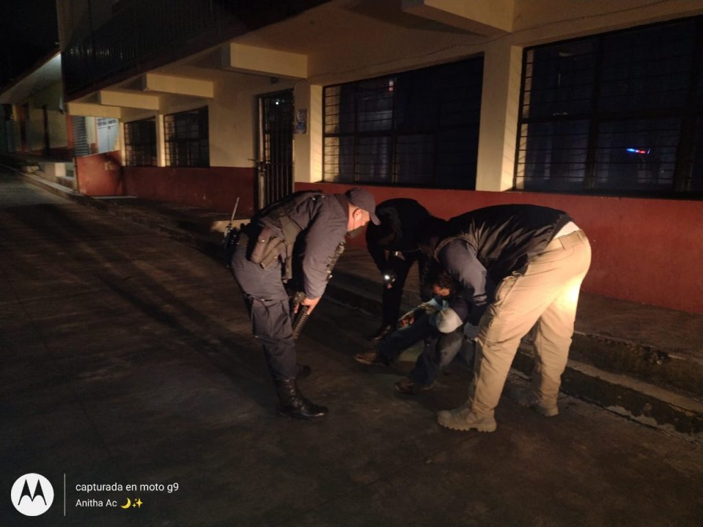 Efectivos policiacos de Xiutetelco salvan la vida  de indigente, presentaba síntomas de hipotermia