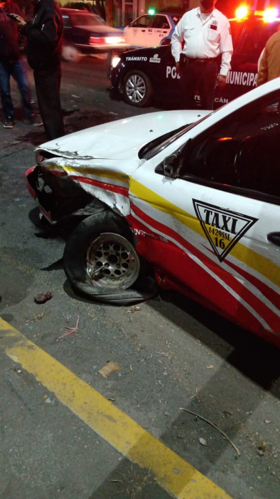 Accidente entre particular y taxi en Tehuacán deja dos lesionados