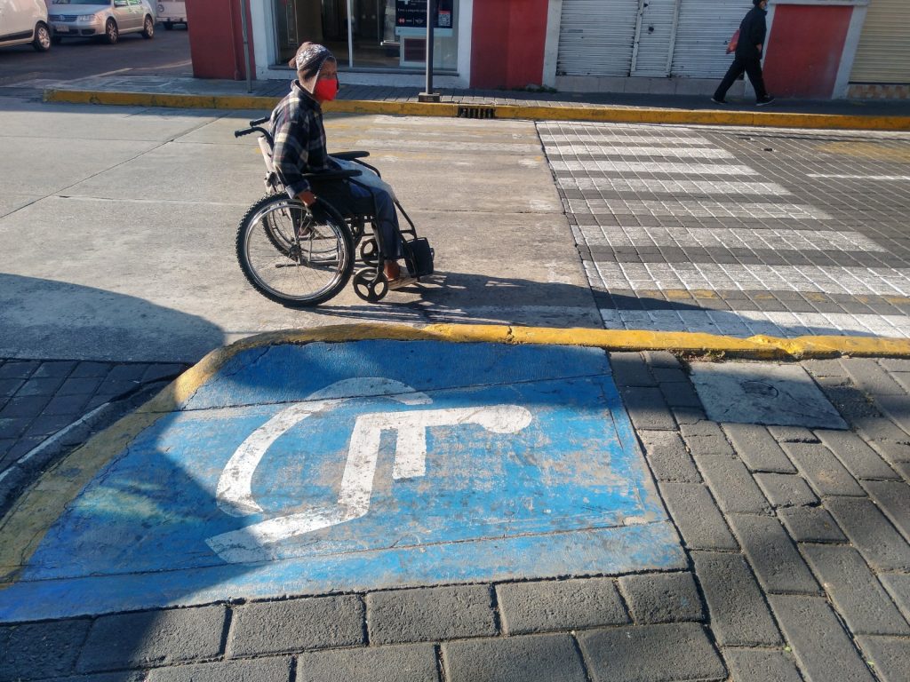 Caminar por banquetas una carrera de obstáculos