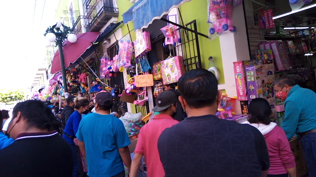 Video desde Puebla: Repunta venta de juguetes en la calle 16 poniente