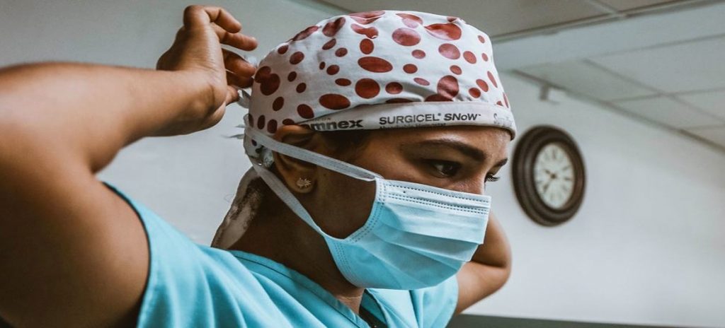 América Latina: El personal de la salud muestra elevados niveles de depresión y pensamiento suicida debido a la pandemia