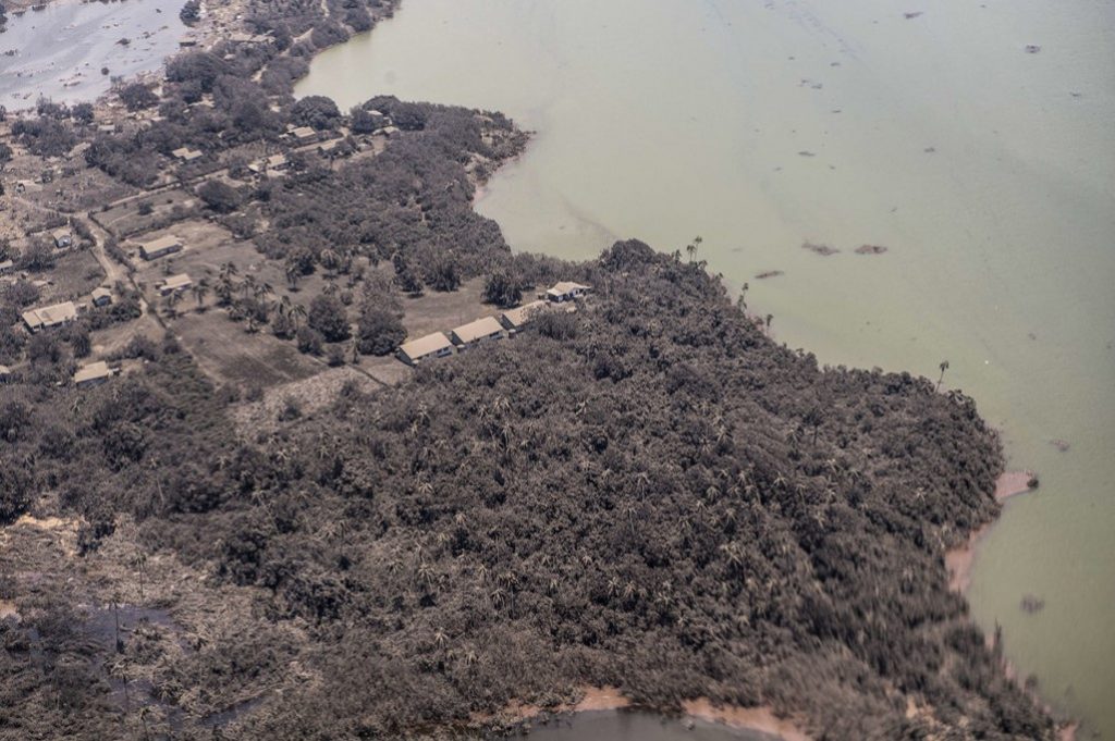 Islas cubiertas en cenizas y docenas de casas destruidas tras la erupción del volcán en Tonga
