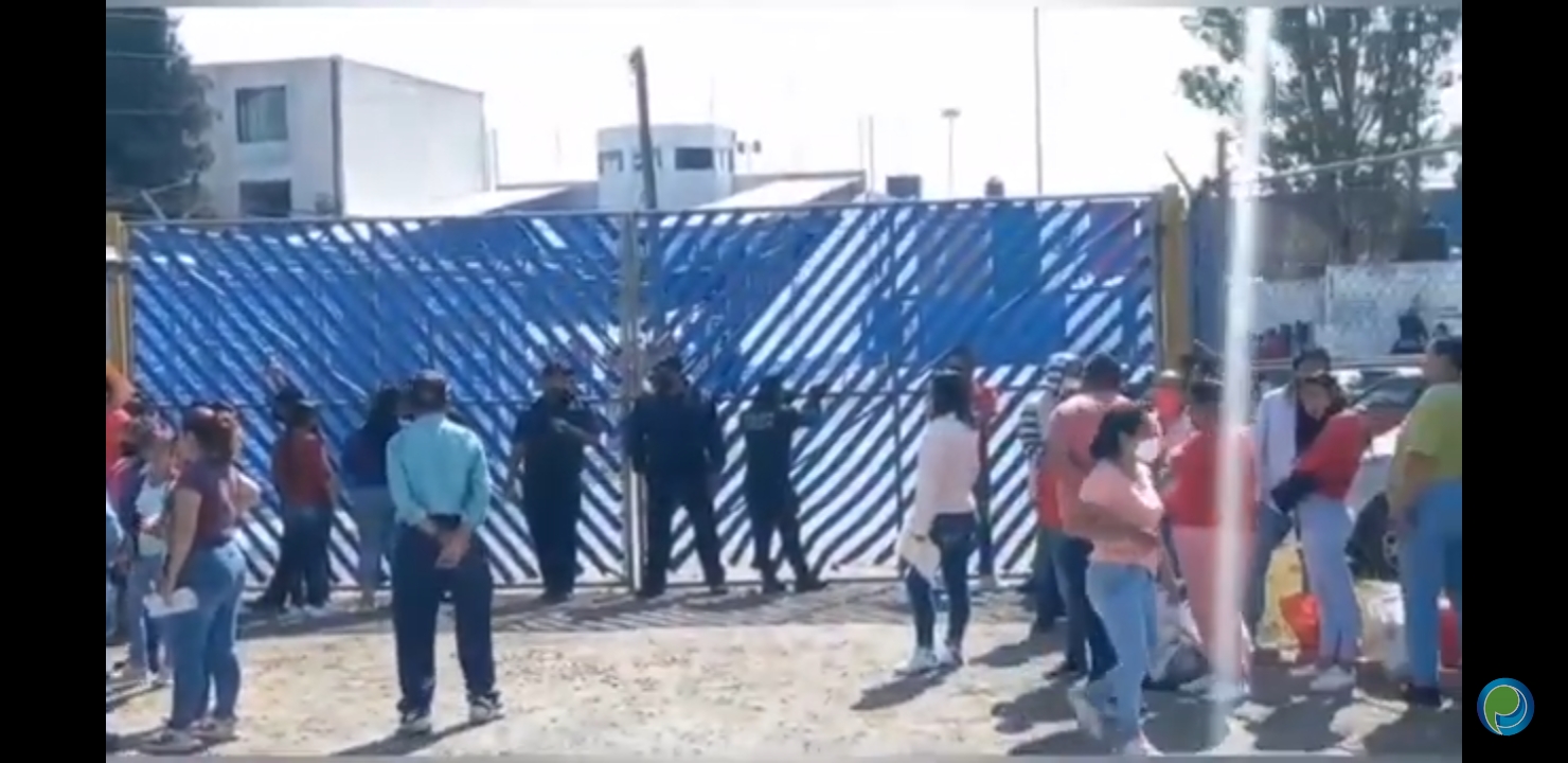 Video desde Puebla: En penal San Miguel refuerzan vigilancia y familiares de presos hacen fila para entrar