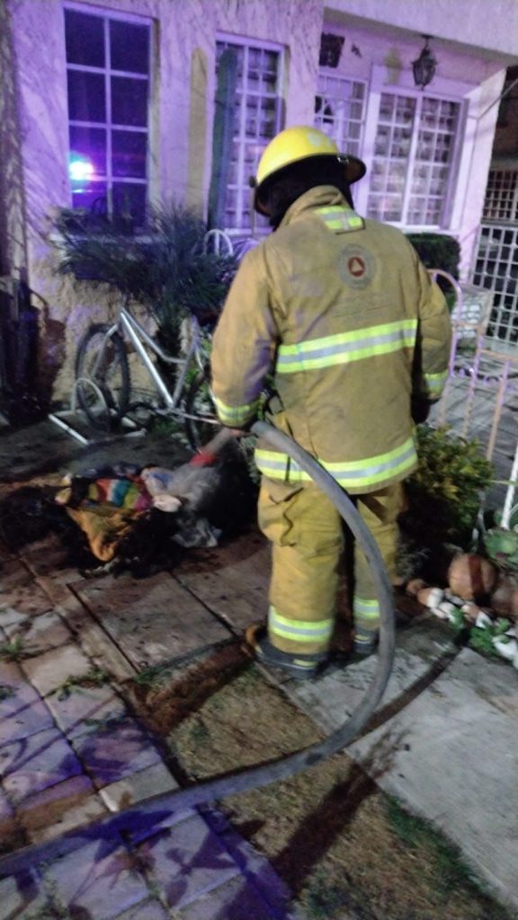 Bomberos de San Pedro Cholula sofocan incendio en casa habitación